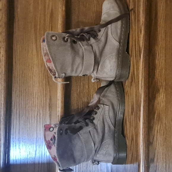 Dr Martens Aimee 9 eye boots in taupe size 7 - Picture 3 of 4